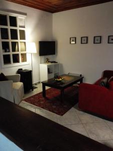 TV a/nebo společenská místnost v ubytování Trouli House
