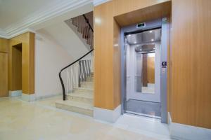 グラナダにあるApartamento Recogidas 39の階段のある建物内のエレベーター