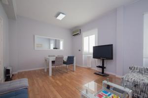 TV a/nebo společenská místnost v ubytování Apartamento Recogidas 39
