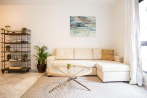 A seating area at Beach & Center Premiun