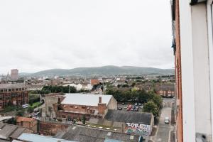 貝爾法斯特的住宿－Comfortable Belfast city centre apartment，享有城市美景。