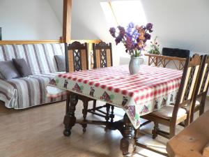 ScherwillerにあるGîte "Les Iris"の花瓶付きのテーブルが備わる部屋