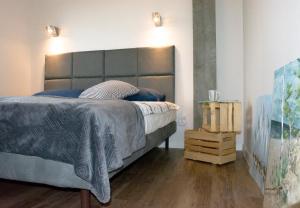 1 dormitorio con 1 cama grande y cabecero de metal en Na-Horyzoncie, en Ustka