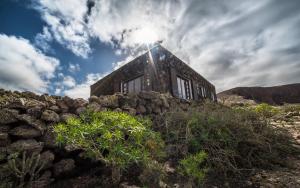 une maison au sommet d'un tas de rochers dans l'établissement Casa Vereda del Risco, à Ye