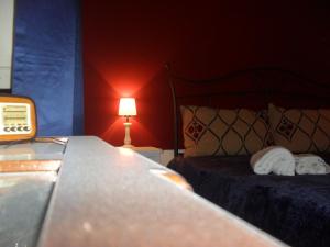 1 dormitorio con 1 cama con lámpara y 1 cama sidx sidx sidx sidx en Ai quattro canti di città en Palermo