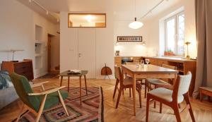 cocina y sala de estar con mesa y sillas en Warsaw Concierge Saska Studio, en Varsovia