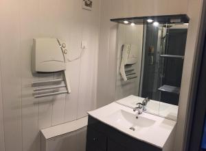 un bagno bianco con lavandino e doccia di Maison Le Jean Bart a Cap d'Agde Altre 28 foto