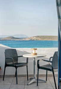 un tavolo e sedie su un patio con vista sull'oceano di Maistrali Apartments a Diakofti