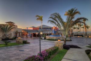 un complejo con palmeras y un edificio en Hyatt Vacation Club at Sirena del Mar, en Cabo San Lucas