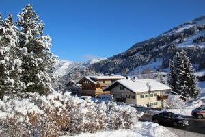 eine Hütte in den Bergen mit Schnee auf dem Boden in der Unterkunft Apartment "Künstlhäusl" in Jochberg