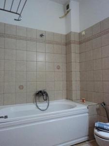 邁措翁的住宿－麥索福酒店，带浴缸和卫生间的浴室。