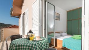 Postel nebo postele na pokoji v ubytování Apartments Ivana-Gustirna