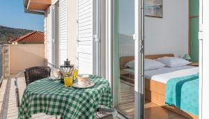 Postel nebo postele na pokoji v ubytování Apartments Ivana-Gustirna
