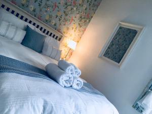 1 dormitorio con 1 cama con toallas en Dalesgate Lodge, en Skipton