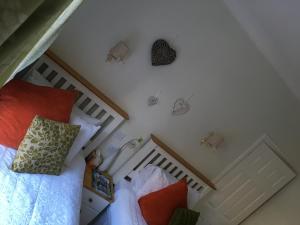 vistas a un dormitorio con cama y almohadas en Dalesgate Lodge, en Skipton