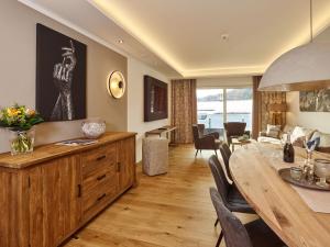 comedor y sala de estar con mesa y sillas en A-VITA Viktoria & A-VITA living luxury apartments, en Seefeld in Tirol