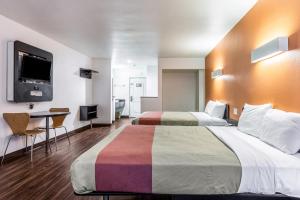 Un pat sau paturi într-o cameră la Motel 6-Oceanside, CA, Marina