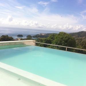 una piscina con vista sull'oceano di Figaro Hotel Samana a Santa Bárbara de Samaná