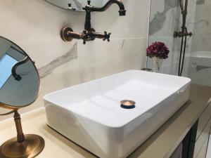 BuchholzにあるAnnas Orangerieの鏡付きの浴室の白い洗面台 +15枚の写真
