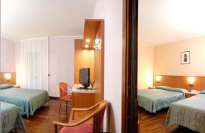 Postel nebo postele na pokoji v ubytování Hotel Dal Ponte + 37 fotografií