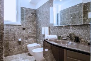 Koupelna v ubytování Aiello Rooms + 20 fotografií