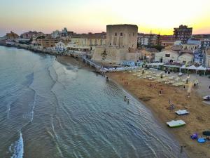 una vista aerea di una spiaggia con una folla di persone di Appartamento Montenero a Pozzallo