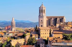 Daireden çekilmiş Girona şehrinin genel bir manzarası veya şehir manzarası