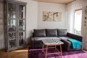 uma sala de estar com um sofá e um banco em Ferienwohnung Helbig em Allendorf an der Lumda