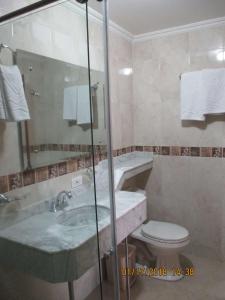 W łazience znajduje się umywalka, toaleta i prysznic. w obiekcie Hotel el Caimito w mieście Villavicencio