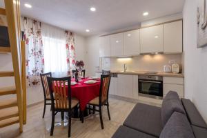 Η κουζίνα ή μικρή κουζίνα στο Holiday Home Vesna +16 φωτογραφίες