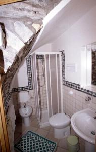 un baño con inodoro y lavabo en Appartamenti Serena - La Grotta, en Gargnano