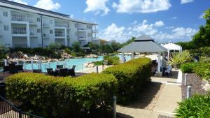 vista para a piscina num resort em SaltBeach2302 em Kingscliff