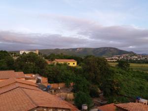 uma vista para uma aldeia com montanhas ao fundo em Pousada Rodrigues em Itaobim