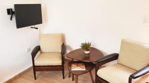 Estudio en Miraflores في ليما: غرفة معيشة مع كرسيين وطاولة