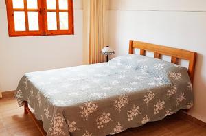 1 dormitorio con 1 cama en una habitación con ventana en Estudio en Miraflores, en Lima