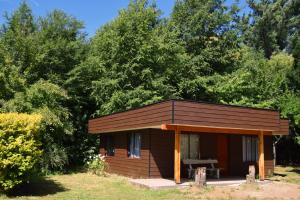 una pequeña cabaña con una mesa de picnic. en Cabañas Pucontours en Pucón