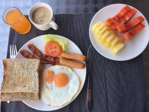 dos platos de desayuno con huevos tocino y tostadas en Limelight Village, en Thong Nai Pan Yai