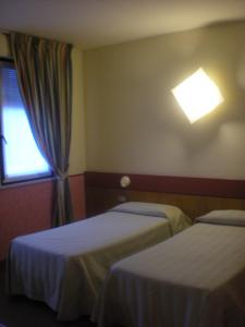 Posteľ alebo postele v izbe v ubytovaní Hotel Roma