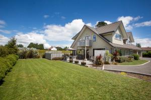 a house with a large yard at Manuka Lodge B&B in Ohakune