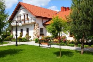 索哈切夫的住宿－阿卡迪亞宴會廳賓館，草上长凳的白色房子