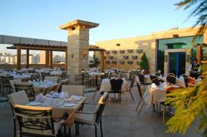 En restaurant eller et spisested på Sadeen Amman Hotel