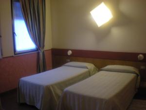 Posteľ alebo postele v izbe v ubytovaní Hotel Roma