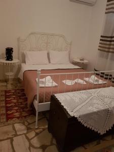 Schlafzimmer mit einem Bett mit einem Kopfteil aus Metall in der Unterkunft P&M House in Megisti