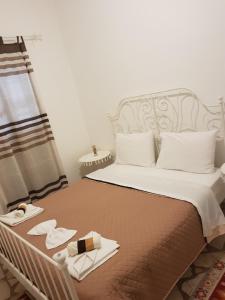 A bed or beds in a room at P&M House
