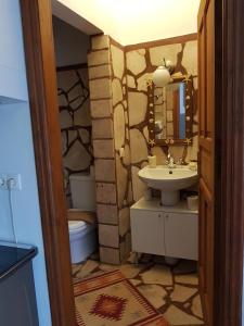 A bathroom at P&M House