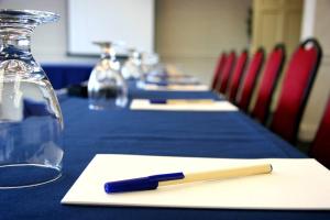 een pen bovenop een blauwe tafel bij Hotel Zilema in Guardia Piemontese Terme