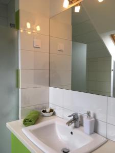 Koupelna v ubytování Dunazug Apartmanház + 32 fotografií
