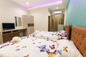 a bedroom with two beds with butterflies on them at Bangwua Garden Resort in Ban Bang Chak