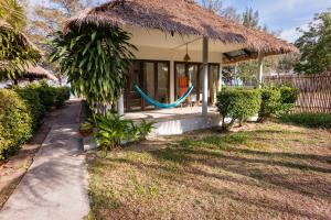 a small house with a thatch roof at Mumsa Beach Resort & Restaurant in Ban Huai Yang