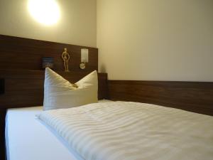 Postel nebo postele na pokoji v ubytování Kolping-Hotel
